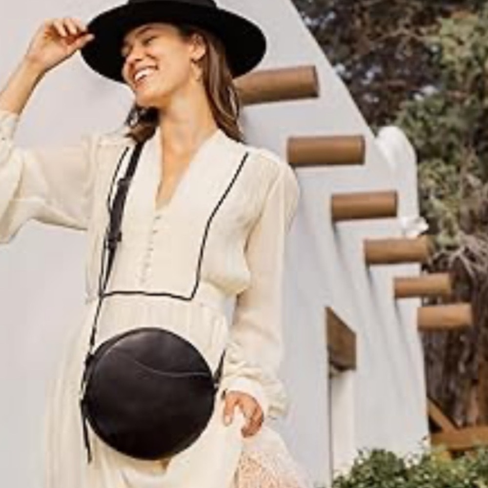 Portland Leather Classic Black Leather Crossbody Bag with Minimalist Design